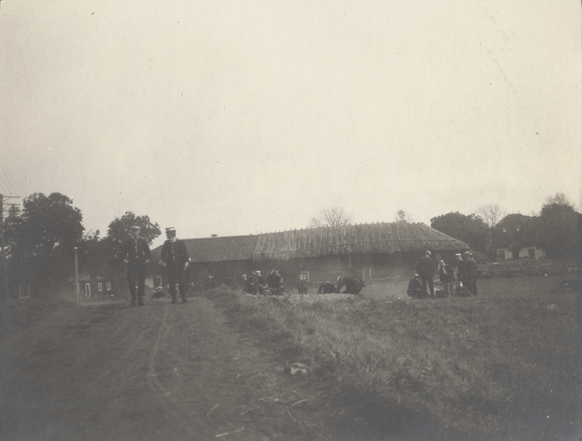 Kokgropar vid bondgård i Skålstad, 1910.