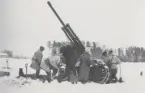 7,5 cm luftvärnskanon m/1930 med servis på fält, uniform m/1910.