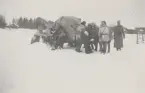 Soldater vid 7,5 cm luftvärnskanon m/1930 på snöklätt fält.