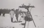 Rad med luftvärnskulsprutor m/1936, uppställda på snöigt fält.
