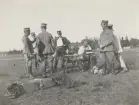 Soldater vid ett bord på fält.