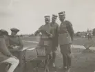 Soldater vid ett bord på fält.