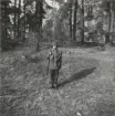 Infanterist i fältuniform m/1958, bärande automatgevär ag m/1942 på axeln, Livgrenadjärregementet I 4.