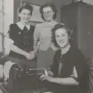 Gruppbild med Anna-Lisa Thydén, Marianne Berggren och Märta Wandelin vid Jönköpings-Kalmar regemente I 12, taget ca 1940.