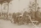 Hälsinge regemente I 14 Mohed. Officerare på officersmässens veranda.