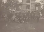 Hälsinge regemente I 14, gruppfoto framför ett hus.