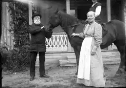 Gerda Forsgren till häst. 
Bredvid står syskonen Janne Janss