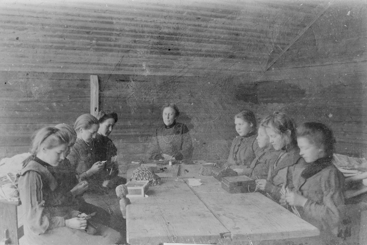 Håndarbeidstime, antagelig fra skolestua på Kringstad, ca. 1902.