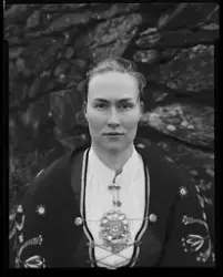 Young woman in folk costume, Røvær [Fotografi]