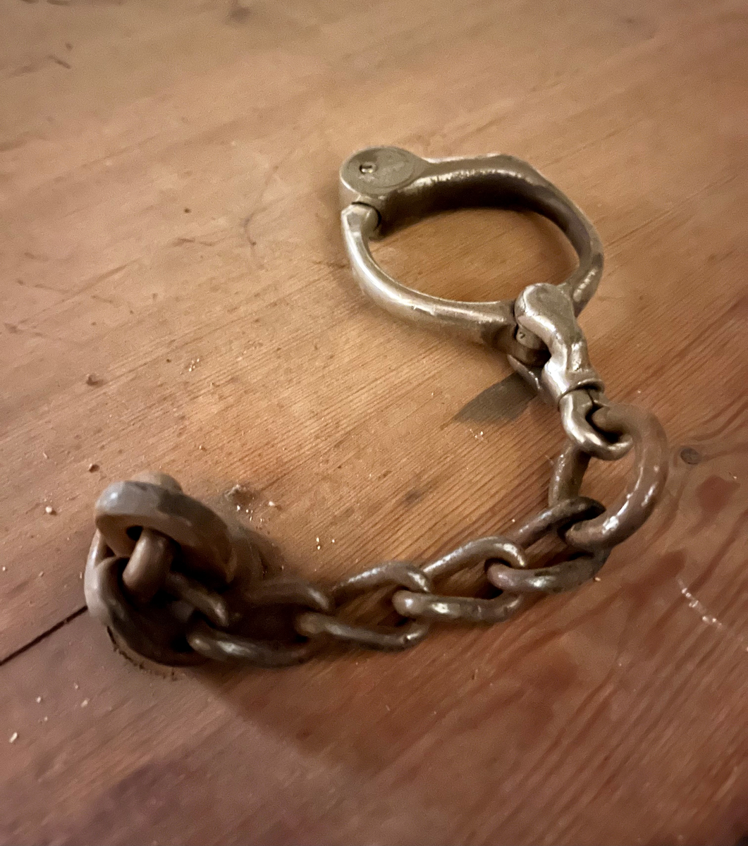 Reimseng i tre sammenføyd med kraftige jernnagler. Lave, kraftige ben. I fotenden finnes to hull, der en lenke kan tres igjennom og festes (Lenken mangler, kan være NRM.09014). Det finnes heller ingen reim til å feste føttene med. Et regulerbart belte i lær og lerretsstoff er montert horisontalt i midjehøyde, tredd gjennom to jernfester. Et håndjern er montert i midjehøyde på hver side. To lærbelter er festet i hodeenden. Disse skal føres vertikalt ned på hver side av fangens hode og overkropp, og har løkker i endene, så de kan festes i et horisontalt belte over brystet. Brystbeltet er festet i slisser i sengebunnen. Lemmen har ingen bevart polstring, madrass e.l.