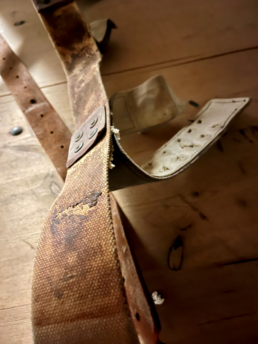 Reimseng i tre sammenføyd med kraftige jernnagler. Lave, kraftige ben. I fotenden finnes to hull, der en lenke kan tres igjennom og festes (Lenken mangler, kan være NRM.09014). Det finnes heller ingen reim til å feste føttene med. Et regulerbart belte i lær og lerretsstoff er montert horisontalt i midjehøyde, tredd gjennom to jernfester. Et håndjern er montert i midjehøyde på hver side. To lærbelter er festet i hodeenden. Disse skal føres vertikalt ned på hver side av fangens hode og overkropp, og har løkker i endene, så de kan festes i et horisontalt belte over brystet. Brystbeltet er festet i slisser i sengebunnen. Lemmen har ingen bevart polstring, madrass e.l.