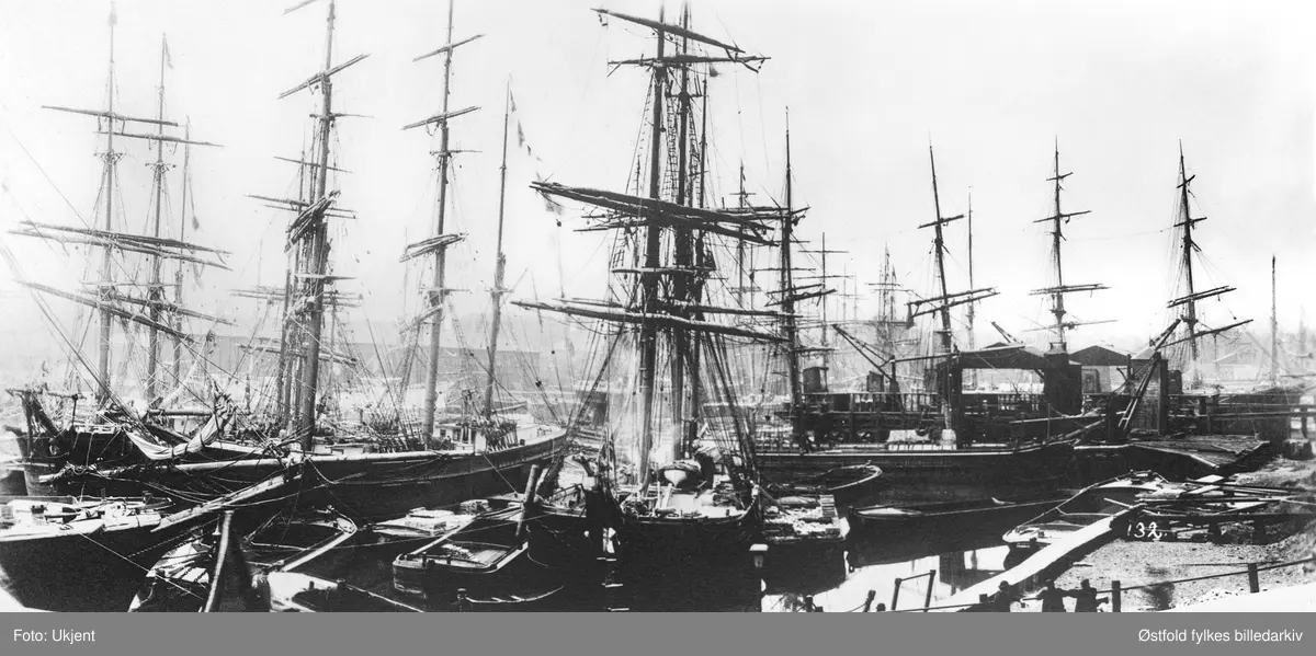 Fredrikstadskuter losser splittved i Regent's Canal Dock, London, 1897.