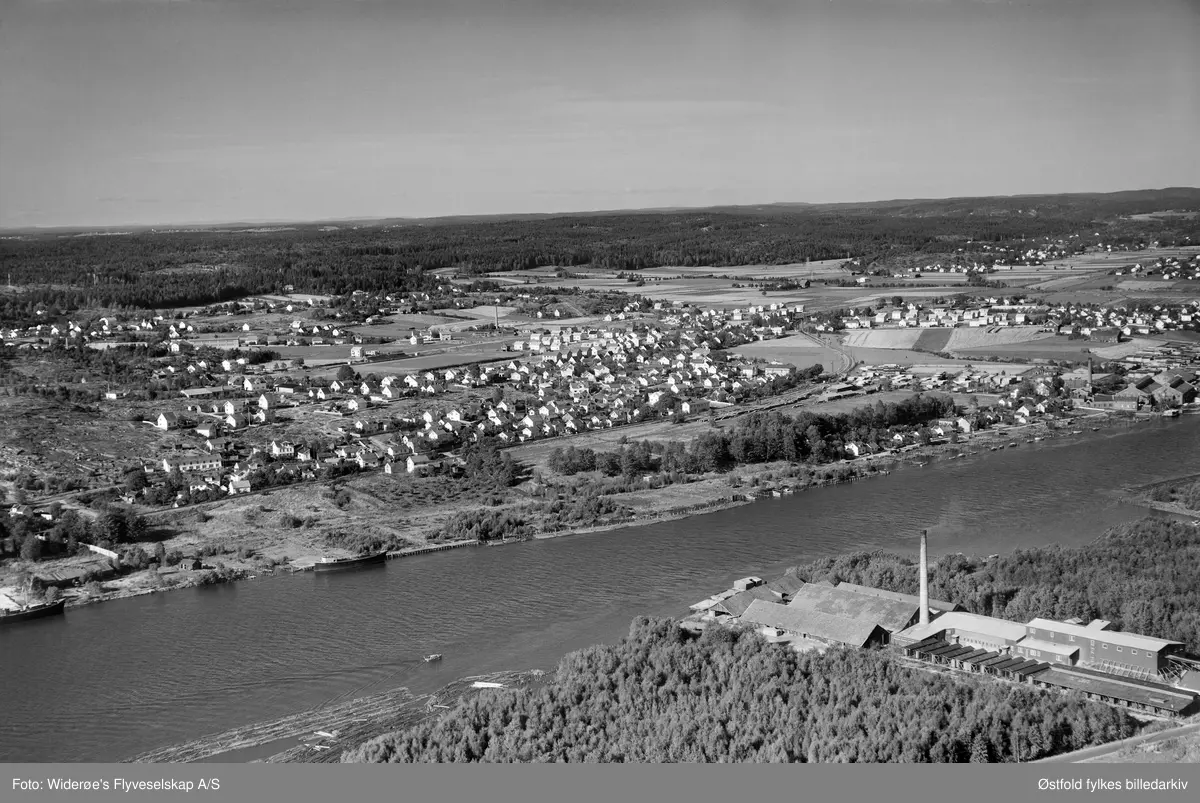 Lisleby i Fredrikstad, på østsida av Glomma ligger Narnte teglverk, Borge  i forgrunnen. Flyfoto fra 13. september 1954.