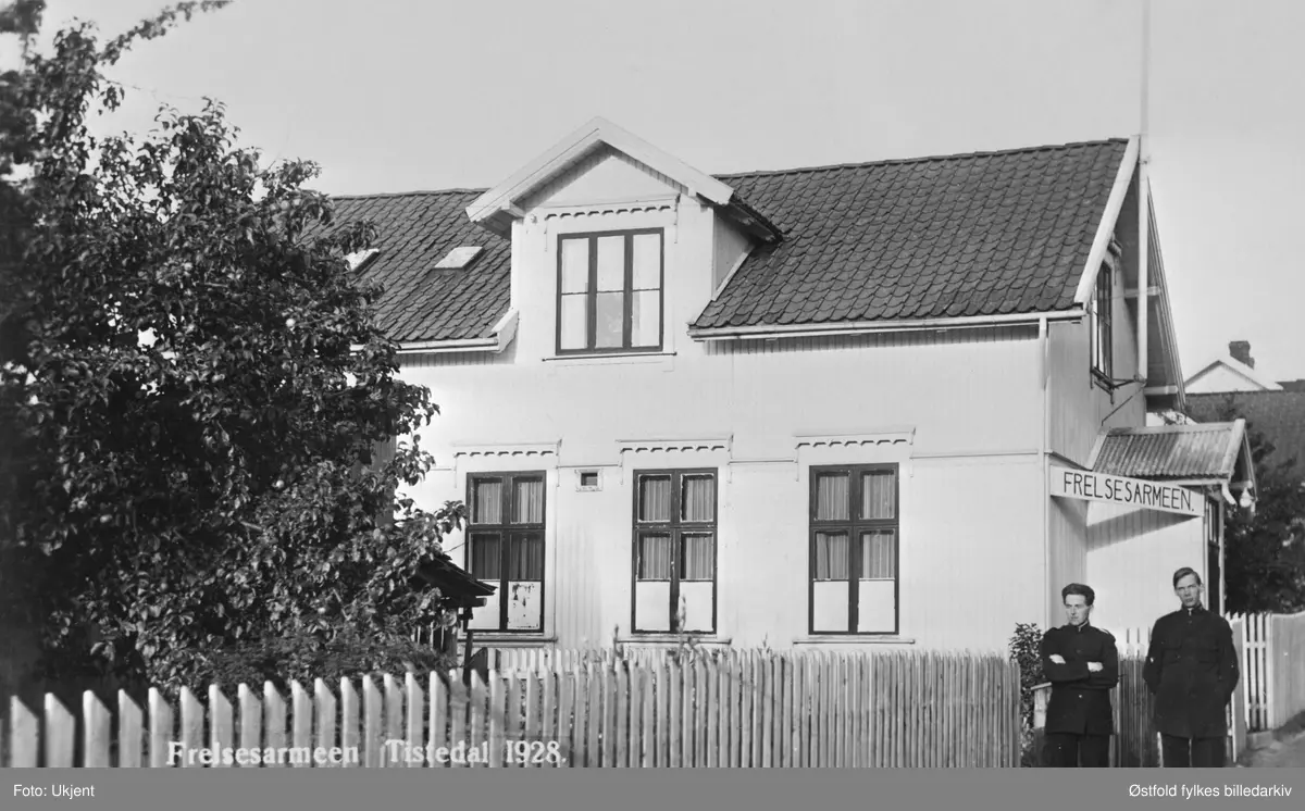 Frelsesarmeens hus i Tistedal 1928. Postkort. Huset tilhørte fremdeles Freselsarmeen (1994). En aktiv avdeling. 
Stemmer det at adressa er Rosnborggata, Kokkehaugen.
De to skal være Nils Bjørndal og Hans Jonsen.