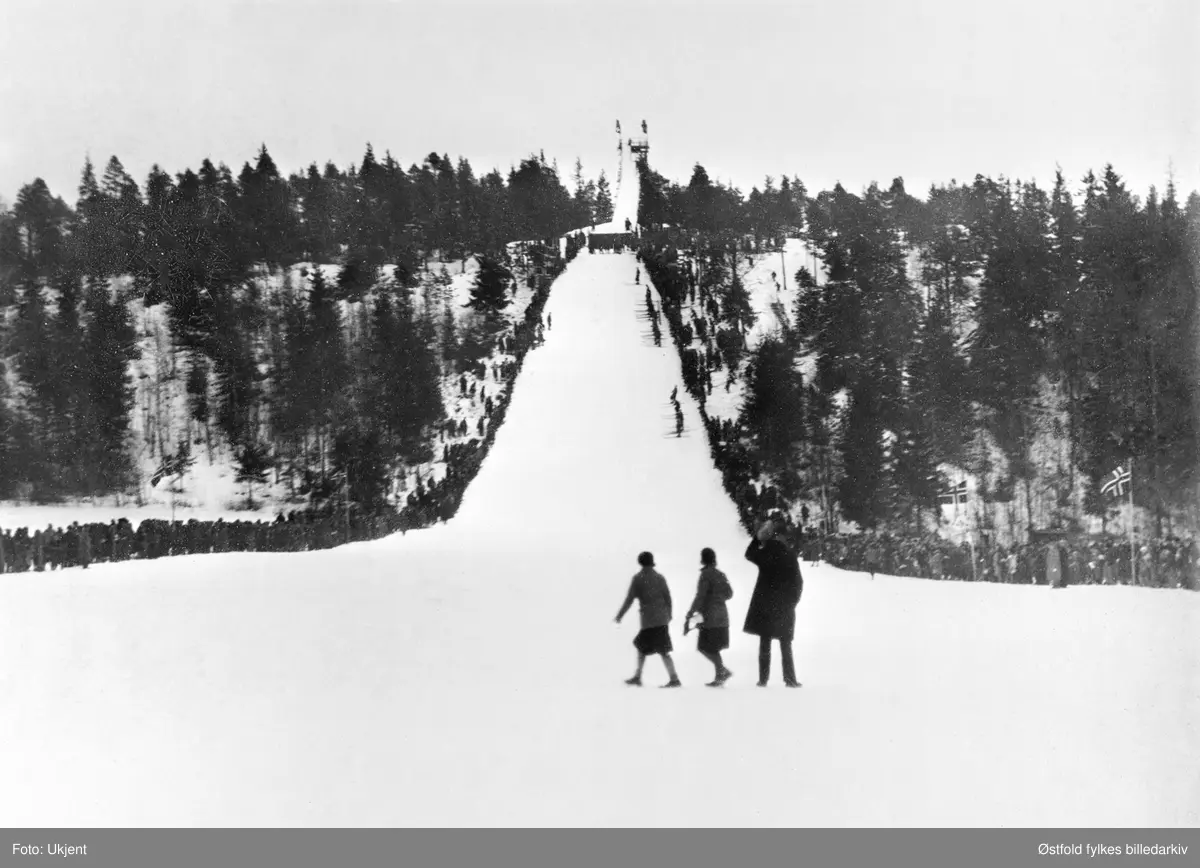 Bjørnstadbakken, hoppbakken til Tistedalens Turn- og Idrettsforening. Fra det første landshopprennet i Tistedal i 1931. Ble arrangert 14. og 15. februar. Bjørnstadbakken ble kalt for "Ræbben", tatt i bruk av TTIF i 1920, revet i 2005, etter flere års forfall.