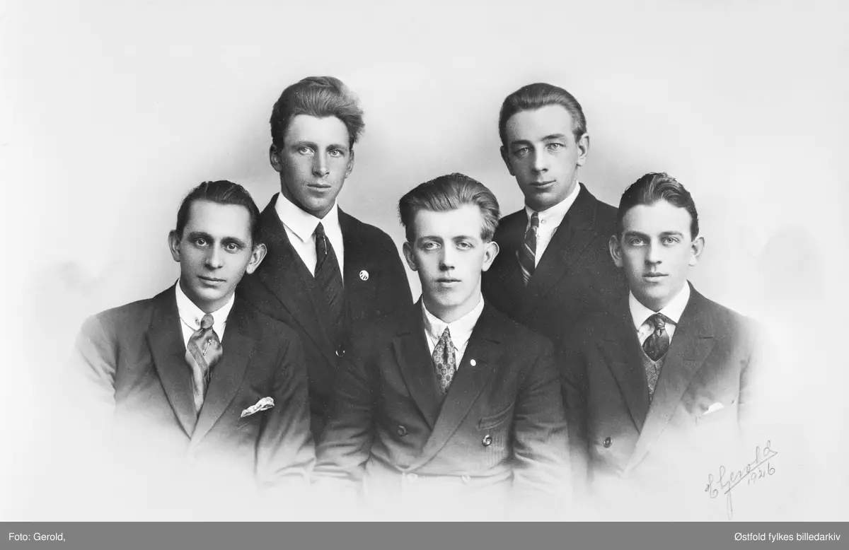Gruppebilde av styret 1925-26 i Tistedalens Turn- og Idrettsforening (TTIF).
Foran fra venstre: 
1. O. Lingren, H. Arvesen, S. Nyberg. 
Bak fra venstre: 
Hj. Andersen, N. Bækkeli.