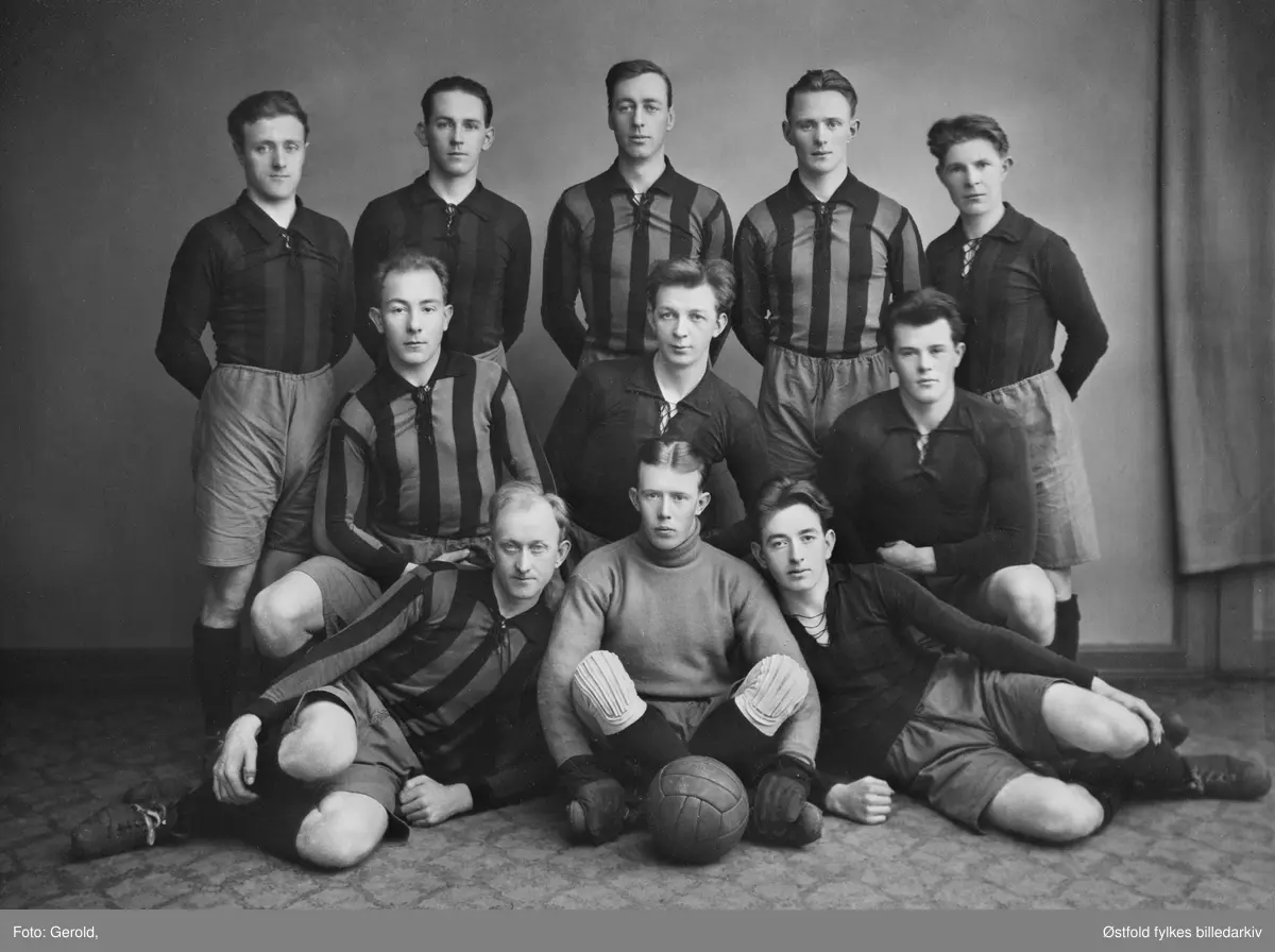 Fotballspillere fra Tistedalens Turn- og Idrettsforening, TTIF, A-laget i fotball 1929. 
1. rekke fra venstre:

2.  rekke: 
1. Karl Hansen 
2. Asbjørn Henriksen 

Tredje rekke: 
1. Rolf Ypperstrøm
2. Arthur Dahlmoen
3. Arthur Olsen  (sønn av Hans)
4. Gunvald Denis (?)
5. Henry Henriksen