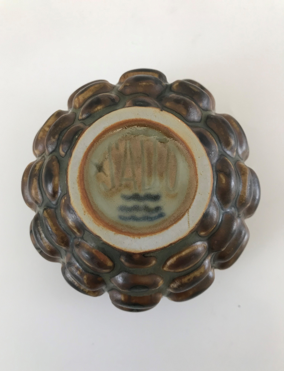 Axel Salto, skål, utförd i s.k. knoppande stil, glaserad i s.k. Sung-glasyr i ljusbrun, svart och grå nyans. Tillverkning: Den Kongelige Porcelainsfabrik, Köpenhamn.