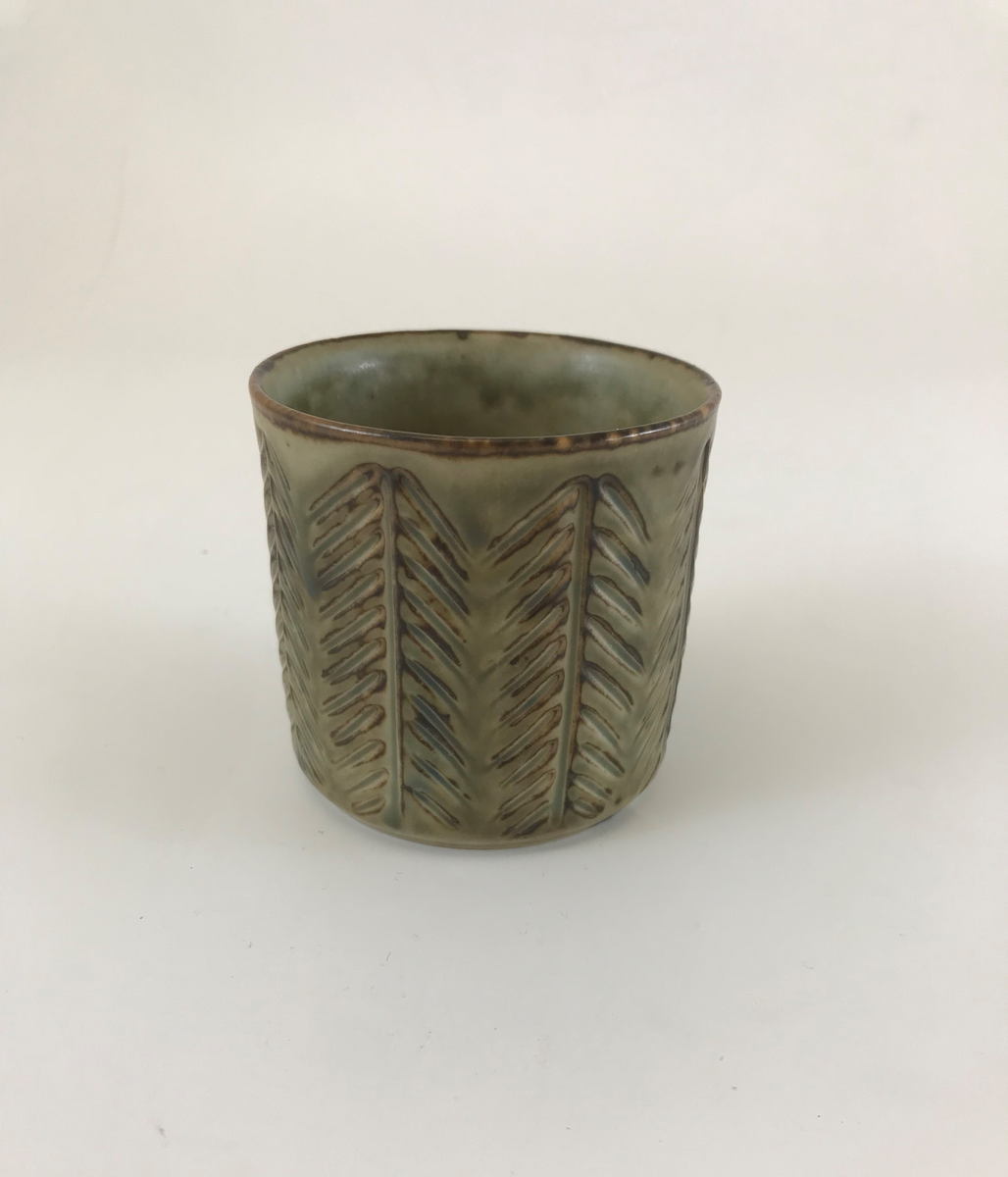 Gerd Bögelund, vas/cigarettbägare, glaserad i s.k. Sung-glasyr i beige och brun nyans, ristat fiskbensmönster. Tillverkning: Den Kongelige Porcelainsfabrik, Köpenhamn.
