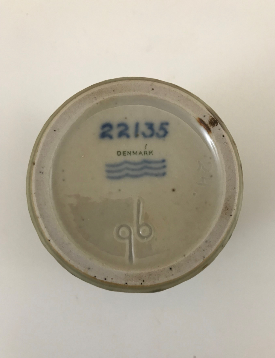 Gerd Bögelund, vas/cigarettbägare, glaserad i s.k. Sung-glasyr i beige och brun nyans, ristat fiskbensmönster. Tillverkning: Den Kongelige Porcelainsfabrik, Köpenhamn.