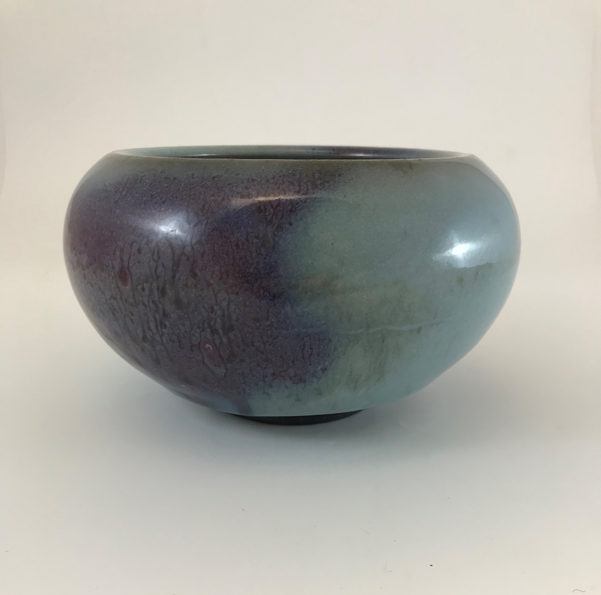 Nils Thorsson, skål, unik, chünglasyr i ljusblå och violett nyans, "Clair de lune glasur med kobberröde pletter". Tillverkning: Den Kongelige Porcelainsfabrik, Köpenhamn.