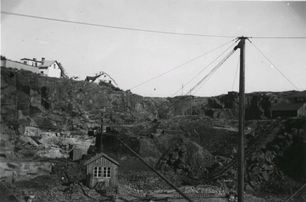 Fästningsbrottet på 1930-talet. Ovanpå berget ses bebyggelse på Platsarna.