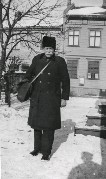 "Tidnings-Hedelius" vid ingången till Fastens Cafe på gården i kv Prosten 8. I fonden nuvarande "Gästis", kv Professorn 7, vid Borgmästaregatan. Troligen 1940-tal.