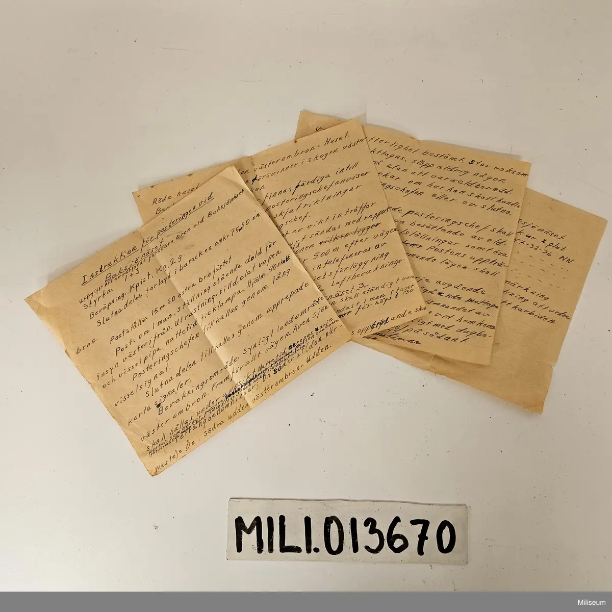 Posteringsinstrultion handskriven på fyra ark papper.