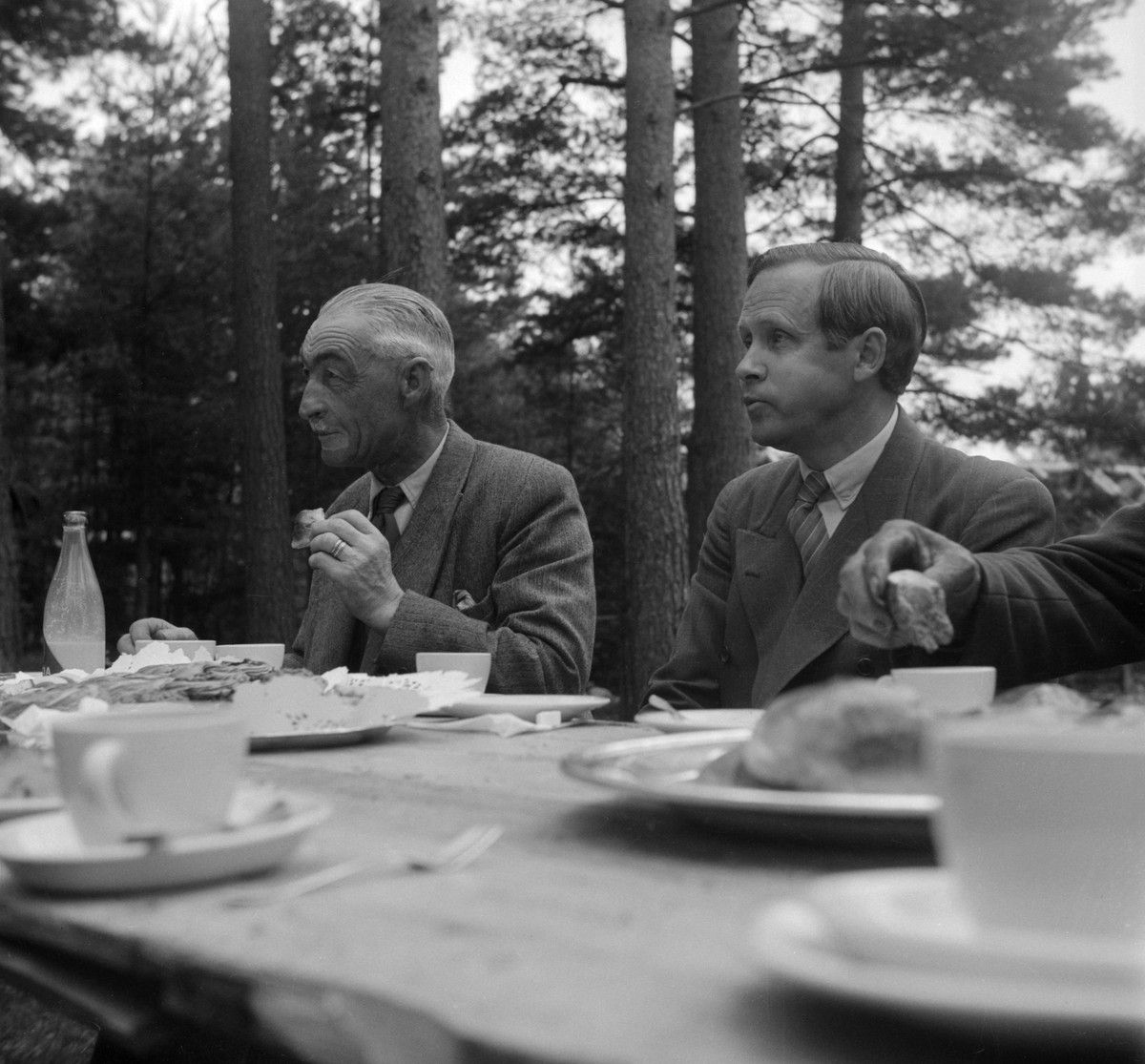 Taklagsfest för Stratomtagårdens resning i Valla friluftsområde. Det gamla häradsskrivarebostället från Törnevalla var den första byggnad som flyttats till området och tillfället väl värt att fira. Självklara gäster ser vi i byggmästare Axel Johansson och landsantikvarie Bengt Cnattingius. 1948.