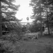 Ett oskarpt men smått historiskt ögonblick för Valla friluftsområde i Linköping. Takstolarna är resta på områdets första ditflyttade hus, det gamla häradsskrivarebostället från Stratomta strax öster om Linghem. Här på sin första placering i skogskanten till Vallaskogen. I ett senare skede har husets flyttats inom friluftsområdet. Foto 1948.