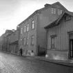 Hunnebergsgatan i Linköping har fått behålla en rad äldre hus utmed gatan. Vyn från 1961 skulle med få skillnader kunna vara tagen i vår samtid. Närmast Hunnebergsgatan 28 följd av gatunummer 26 och så vidare.