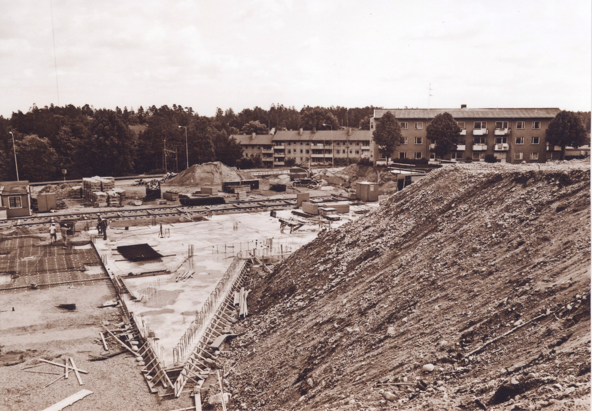 Nykvarns centrum,  Grusåsen och Konsum Nyboda har rivits och lämnat plats till den nya centrumanläggningen med vårdcentral, bibliotek, folketshus och kommundelskontor. I bakgrunden syna husen vid Norra Stationsägen. I bildens högra kant syns kvarteret Plogen