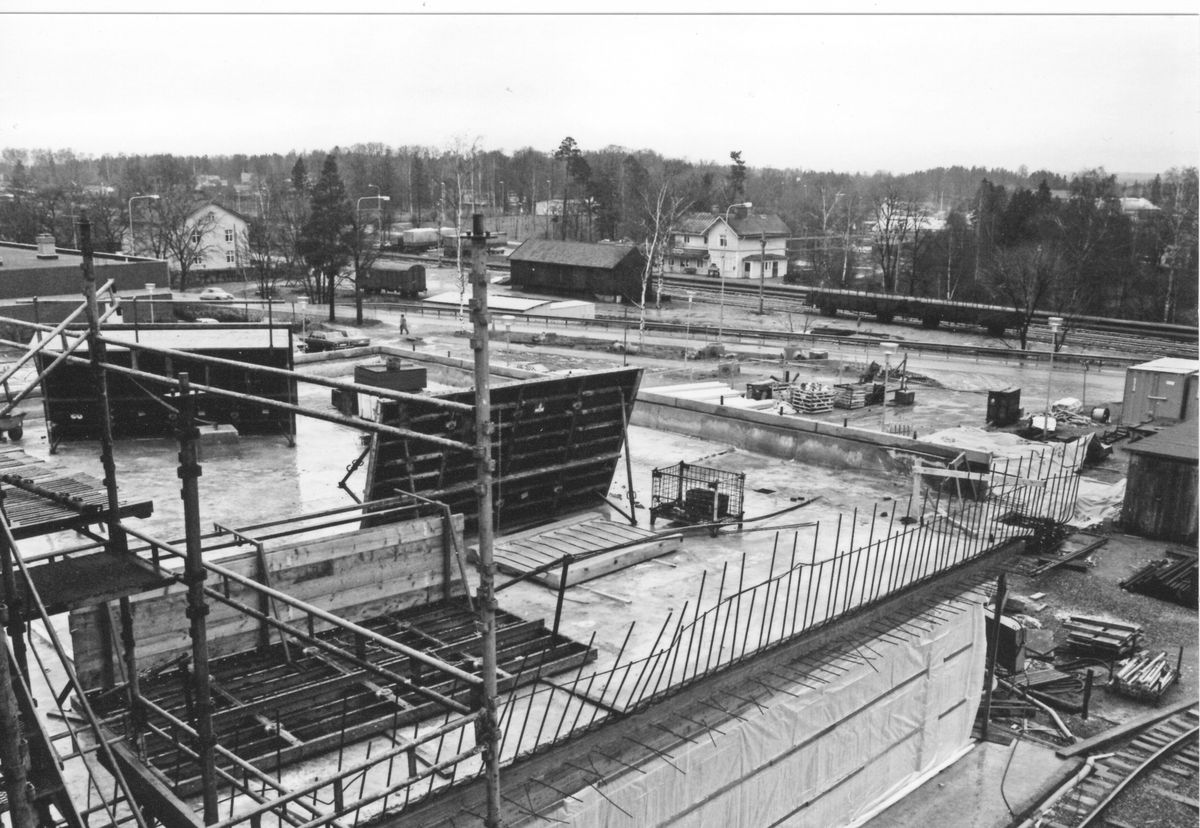 Nykvarns centrum,  Grusåsen och Konsum Nyboda har rivits och lämnat plats till den nya centrumanläggningen med vårdcentral, bibliotek, folketshus och kommundelskontor. I bakgrunden syna husen vid Norra Stationsägen. I bildens högra kant syns kvarteret Plogen