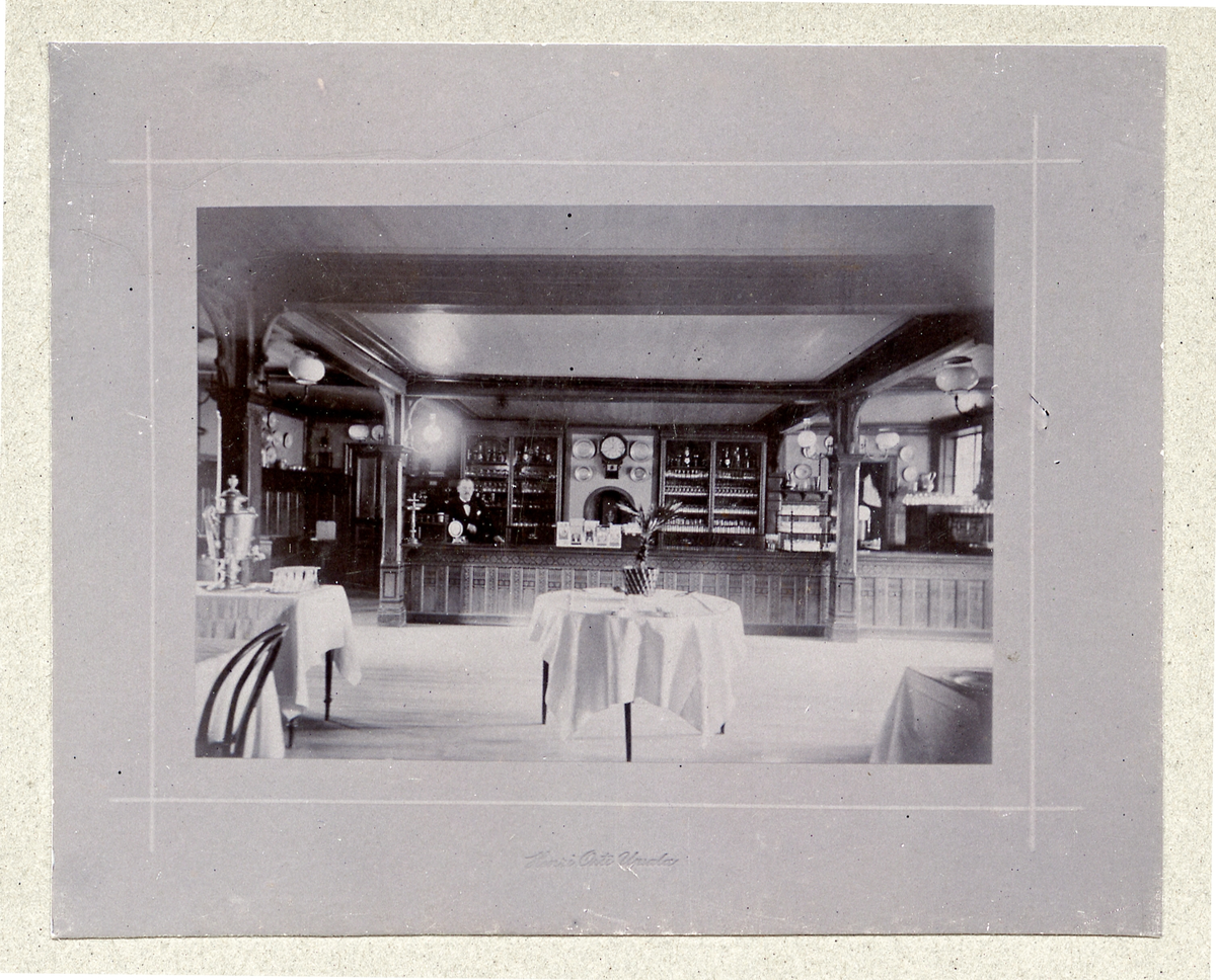 Skänkdisken i restaurang Rullan, Kungsgatan, Uppsala 1896