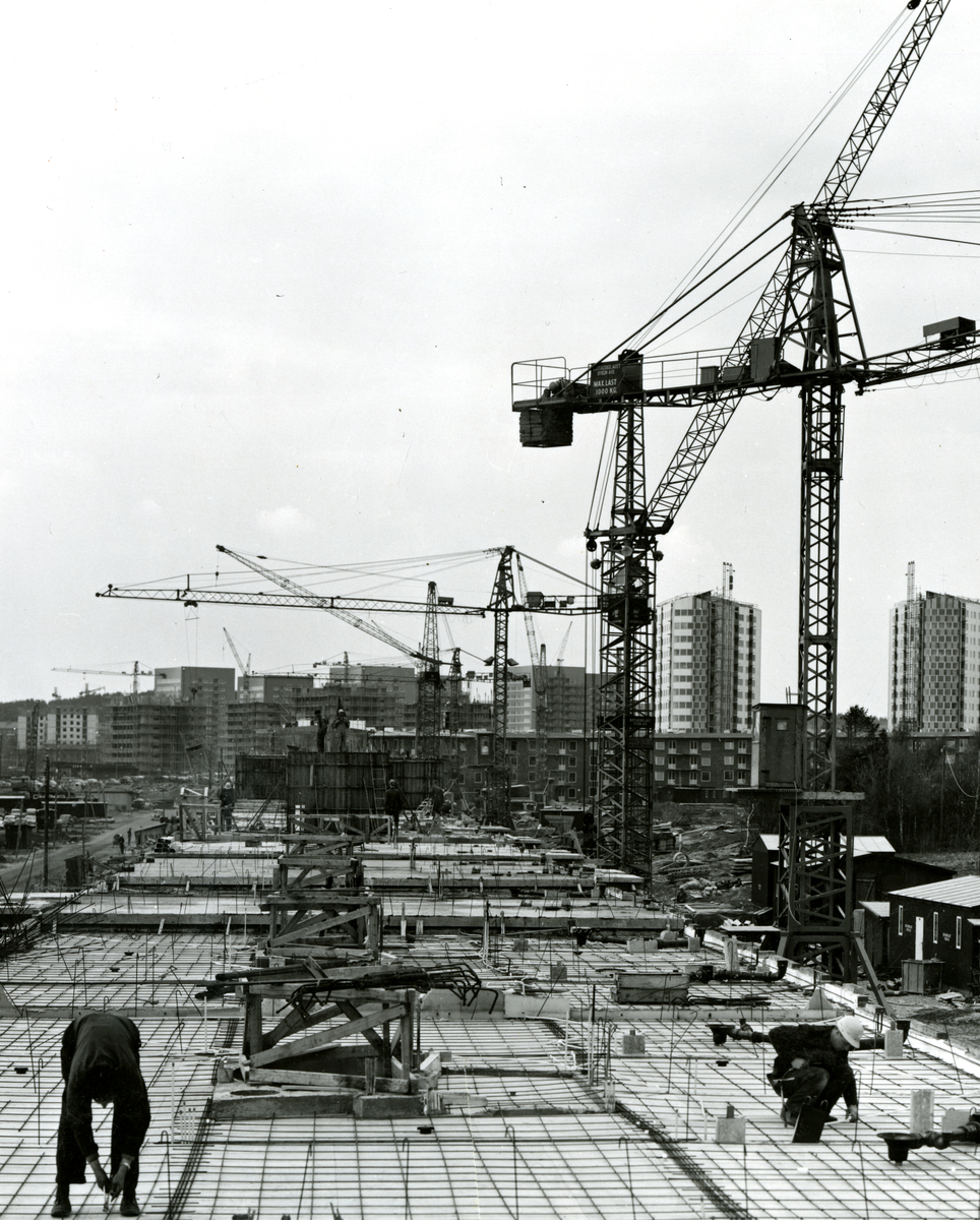 Järnbrott
Blivande Käppen som ingår i bostadsområdet Västra Järnbrott och byggdes på 1960-talet. Lamellhuset, som är 800 meter långt, löper utefter Pianogatan och svänger av österut i en båge utefter Norra Dragspelsgatan. I trevåningshuset finns det i huvudsak treor, alla med balkong eller uteplats. Gården är en stor bilfri parkanläggning med lekplatser, gräsmattor och bollplan.