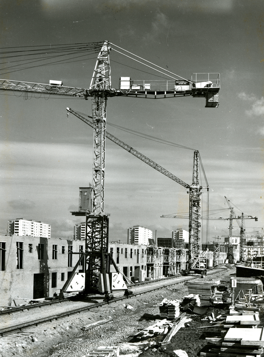 Järnbrott
Blivande Käppen som ingår i bostadsområdet Västra Järnbrott och byggdes på 1960-talet. Lamellhuset, som är 800 meter långt, löper utefter Pianogatan och svänger av österut i en båge utefter Norra Dragspelsgatan. I trevåningshuset finns det i huvudsak treor, alla med balkong eller uteplats. Gården är en stor bilfri parkanläggning med lekplatser, gräsmattor och bollplan.