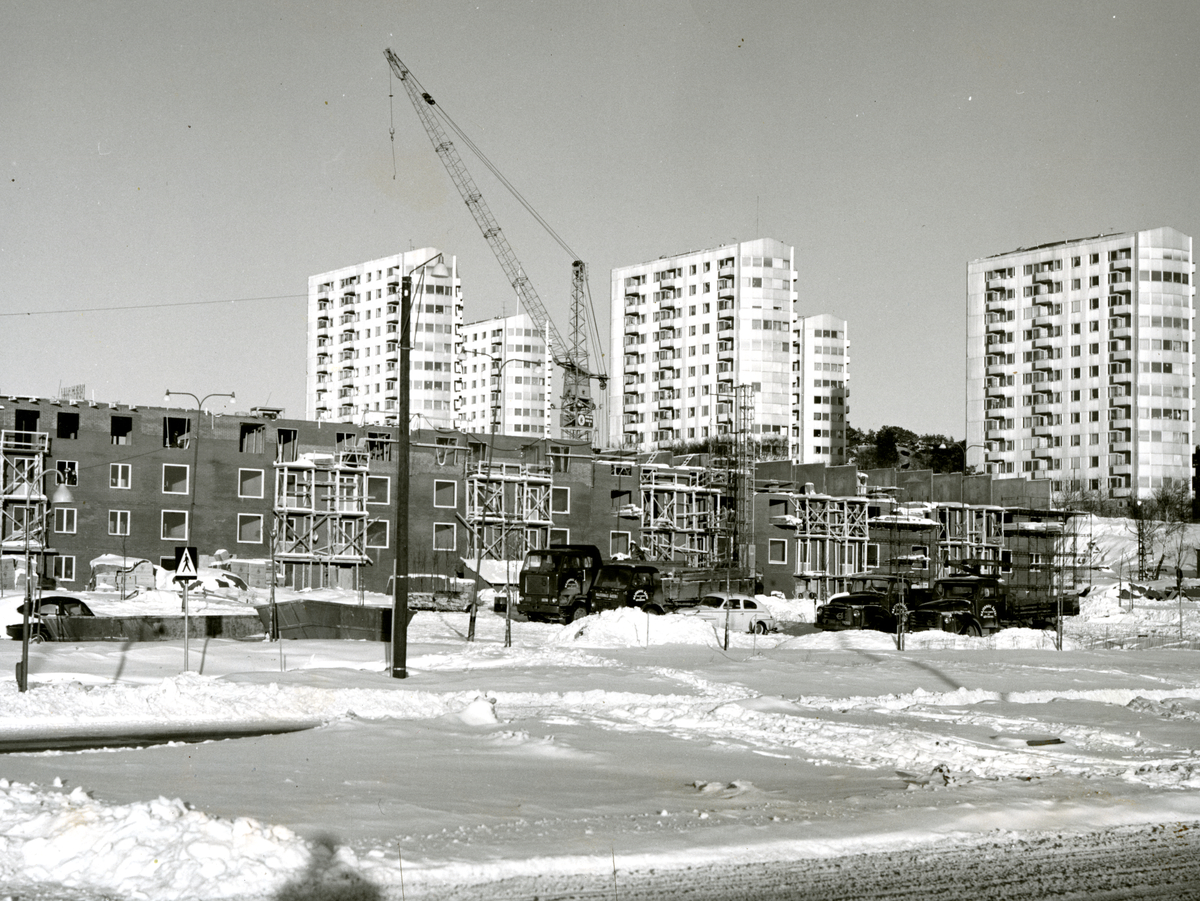 Järnbrott
Käppen ingår i bostadsområdet Västra Järnbrott och byggdes på 1960-talet. Lamellhuset, som är 800 meter långt, löper utefter Pianogatan och svänger av österut i en båge utefter Norra Dragspelsgatan. I trevåningshuset finns det i huvudsak treor, alla med balkong eller uteplats. Gården är en stor bilfri parkanläggning med lekplatser, gräsmattor och bollplan.