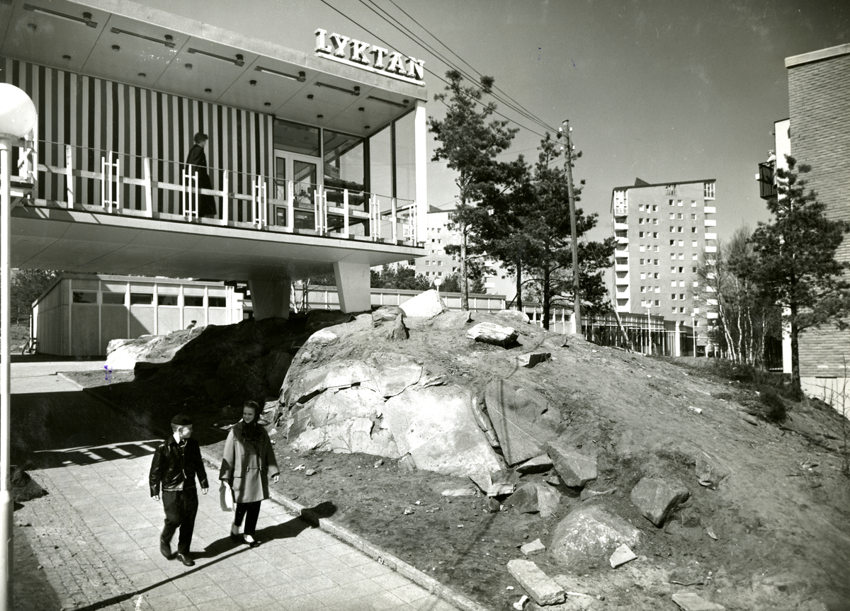 Kortedala
Lyktan på Gregorianska gatan 17 invigdes 1957 och var en kiosk och fruktaffär. Byggnaden var nästan helt inglasad och skulle fungera som en port till området och synas på vägen från spårvagnen.