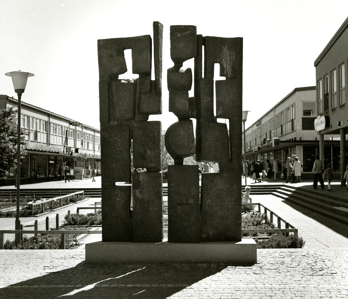 Kortedala Torg
Spegling, skulptur i Brons av Åke Thornblad 