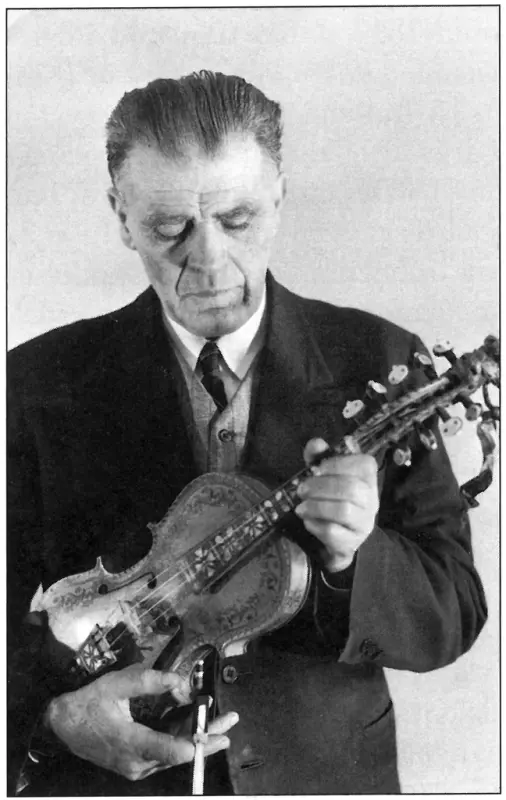 Nils bakke med hardingfela si.