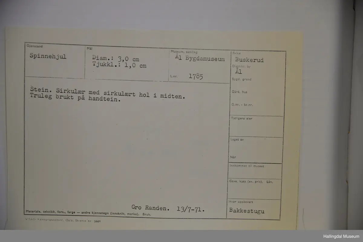 Stein med sirkulært hol i midten. Truleg brukt til handtein.