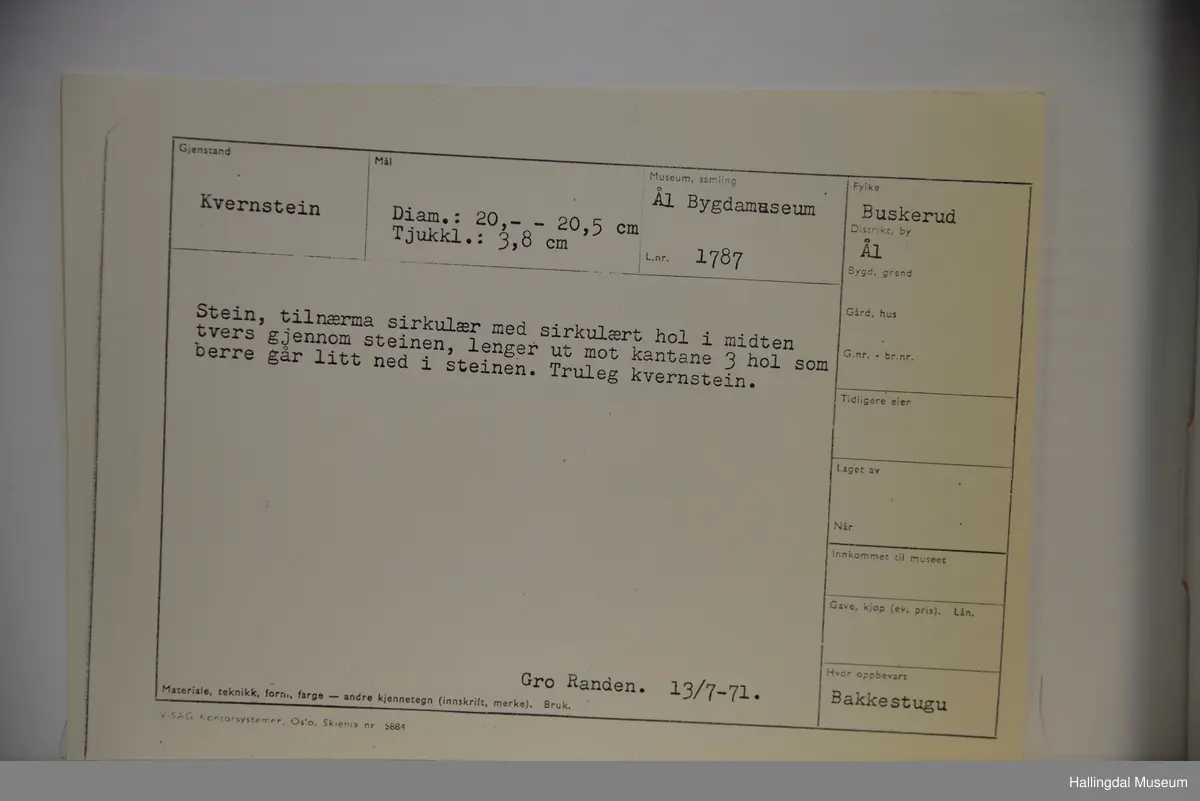 Rund stein med rundt hol i midten.