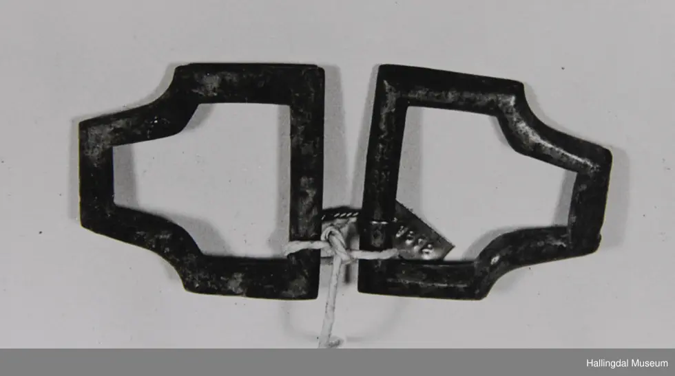 2 delar av same slaget, støypt som ei ramme, flat på baksida, kuven på framsida.