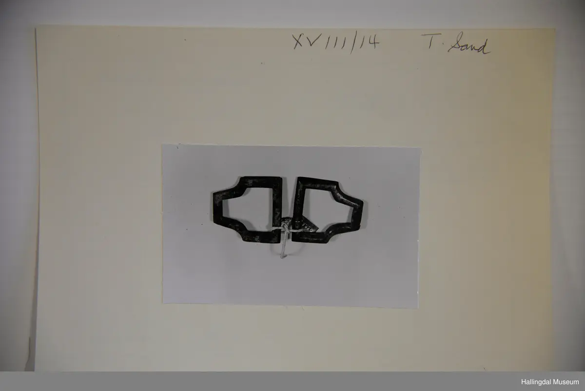 2 delar av same slaget, støypt som ei ramme, flat på baksida, kuven på framsida.