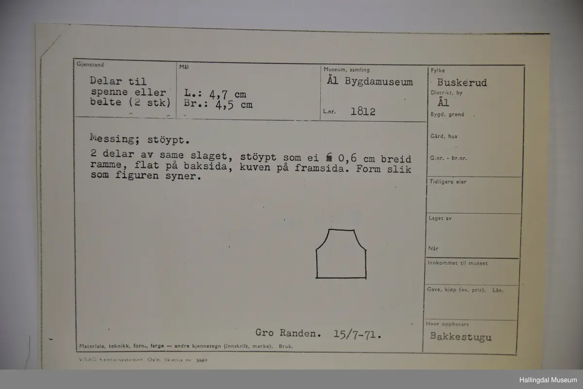 2 delar av same slaget, støypt som ei ramme, flat på baksida, kuven på framsida.