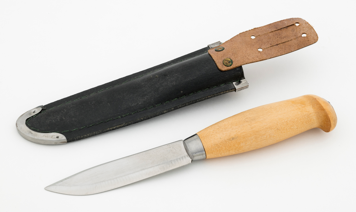 Tollekniv med slire. Denne kniven er fabrikkprodsert, og bladet minner om de populære svenske Mora-knivene, men er stemplet «B. KNUDSEN  TRONDHJEM  NORGE». Denne produsenten skal ha holdt det gående fra tidlig i 1890-åra til tidlig på 1960-tallet, med to generasjoner ledere - se fanene «Historikk» og «Opplysninger».

Kniven er 20,9 centimeter lang, målt fra bladspissen til den bakre enden av skaftet. Bladet utgjør 10 centimeter av denne lengden. Det er 2,2 centimeter bredt og 2,4 millimeter tjukt. Bladryggen er en aning konvekst buet og har avfasete sidekanter. Tangen på bladet er tappet gjennom den sentrale delen av et 10,7 centimeter langt treskaft. Skaftet har ovalt tverrsnitt og er i hovedsak konvekst i lengderetningen, men den bakre enden har en krok mot skaftbuken, en detalj som antakelig skulle fungere som anlegg for knivbrukerens lillefinger og dermed forebygge at redskapet glapp. Den bakre enden av den nevnte tangen er stuket mot ei oval stålskive på den noe skrå endeflata. 

Slira er lagd av to stykker svart plast som er sammenføyd ved hjelp av en kantsøm. Forbindelsen mellom disse to komponentene er dessuten forsterket med et «skeivt U-formet» stålbeslag i den nedre enden og et 1 centimeter bredt stålbånd på forsida av sliremunningen. Under dette bandet finner vi modellbetegnelsen «NORGE», og under dette navnet er det relieffdekor med et stilisert hjortedyr og akantusornamenter. Baksida av slira er glatt, men har informasjon om mønsterbeskyttelse i opphøyet relieff. På baksida av sliremunningen er det pånaglet et oppheng, en lysebrun lærlapp med to spalter, som enten kunne tres på et smalt belte eller eventuelt forankres i knapper i bukselinninga til brukeren.