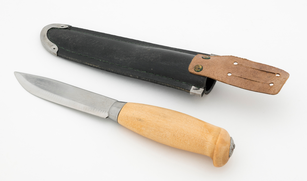Tollekniv med slire. Denne kniven er fabrikkprodsert, og bladet minner om de populære svenske Mora-knivene, men er stemplet «B. KNUDSEN  TRONDHJEM  NORGE». Denne produsenten skal ha holdt det gående fra tidlig i 1890-åra til tidlig på 1960-tallet, med to generasjoner ledere - se fanene «Historikk» og «Opplysninger».

Kniven er 20,9 centimeter lang, målt fra bladspissen til den bakre enden av skaftet. Bladet utgjør 10 centimeter av denne lengden. Det er 2,2 centimeter bredt og 2,4 millimeter tjukt. Bladryggen er en aning konvekst buet og har avfasete sidekanter. Tangen på bladet er tappet gjennom den sentrale delen av et 10,7 centimeter langt treskaft. Skaftet har ovalt tverrsnitt og er i hovedsak konvekst i lengderetningen, men den bakre enden har en krok mot skaftbuken, en detalj som antakelig skulle fungere som anlegg for knivbrukerens lillefinger og dermed forebygge at redskapet glapp. Den bakre enden av den nevnte tangen er stuket mot ei oval stålskive på den noe skrå endeflata. 

Slira er lagd av to stykker svart plast som er sammenføyd ved hjelp av en kantsøm. Forbindelsen mellom disse to komponentene er dessuten forsterket med et «skeivt U-formet» stålbeslag i den nedre enden og et 1 centimeter bredt stålbånd på forsida av sliremunningen. Under dette bandet finner vi modellbetegnelsen «NORGE», og under dette navnet er det relieffdekor med et stilisert hjortedyr og akantusornamenter. Baksida av slira er glatt, men har informasjon om mønsterbeskyttelse i opphøyet relieff. På baksida av sliremunningen er det pånaglet et oppheng, en lysebrun lærlapp med to spalter, som enten kunne tres på et smalt belte eller eventuelt forankres i knapper i bukselinninga til brukeren.