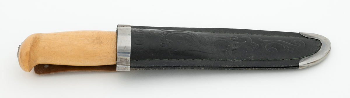 Tollekniv med slire. Denne kniven er fabrikkprodsert, og bladet minner om de populære svenske Mora-knivene, men er stemplet «B. KNUDSEN  TRONDHJEM  NORGE». Denne produsenten skal ha holdt det gående fra tidlig i 1890-åra til tidlig på 1960-tallet, med to generasjoner ledere - se fanene «Historikk» og «Opplysninger».

Kniven er 20,9 centimeter lang, målt fra bladspissen til den bakre enden av skaftet. Bladet utgjør 10 centimeter av denne lengden. Det er 2,2 centimeter bredt og 2,4 millimeter tjukt. Bladryggen er en aning konvekst buet og har avfasete sidekanter. Tangen på bladet er tappet gjennom den sentrale delen av et 10,7 centimeter langt treskaft. Skaftet har ovalt tverrsnitt og er i hovedsak konvekst i lengderetningen, men den bakre enden har en krok mot skaftbuken, en detalj som antakelig skulle fungere som anlegg for knivbrukerens lillefinger og dermed forebygge at redskapet glapp. Den bakre enden av den nevnte tangen er stuket mot ei oval stålskive på den noe skrå endeflata. 

Slira er lagd av to stykker svart plast som er sammenføyd ved hjelp av en kantsøm. Forbindelsen mellom disse to komponentene er dessuten forsterket med et «skeivt U-formet» stålbeslag i den nedre enden og et 1 centimeter bredt stålbånd på forsida av sliremunningen. Under dette bandet finner vi modellbetegnelsen «NORGE», og under dette navnet er det relieffdekor med et stilisert hjortedyr og akantusornamenter. Baksida av slira er glatt, men har informasjon om mønsterbeskyttelse i opphøyet relieff. På baksida av sliremunningen er det pånaglet et oppheng, en lysebrun lærlapp med to spalter, som enten kunne tres på et smalt belte eller eventuelt forankres i knapper i bukselinninga til brukeren.