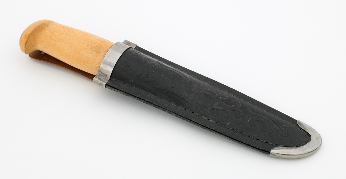 Tollekniv med slire. Denne kniven er fabrikkprodsert, og bladet minner om de populære svenske Mora-knivene, men er stemplet «B. KNUDSEN  TRONDHJEM  NORGE». Denne produsenten skal ha holdt det gående fra tidlig i 1890-åra til tidlig på 1960-tallet, med to generasjoner ledere - se fanene «Historikk» og «Opplysninger».

Kniven er 20,9 centimeter lang, målt fra bladspissen til den bakre enden av skaftet. Bladet utgjør 10 centimeter av denne lengden. Det er 2,2 centimeter bredt og 2,4 millimeter tjukt. Bladryggen er en aning konvekst buet og har avfasete sidekanter. Tangen på bladet er tappet gjennom den sentrale delen av et 10,7 centimeter langt treskaft. Skaftet har ovalt tverrsnitt og er i hovedsak konvekst i lengderetningen, men den bakre enden har en krok mot skaftbuken, en detalj som antakelig skulle fungere som anlegg for knivbrukerens lillefinger og dermed forebygge at redskapet glapp. Den bakre enden av den nevnte tangen er stuket mot ei oval stålskive på den noe skrå endeflata. 

Slira er lagd av to stykker svart plast som er sammenføyd ved hjelp av en kantsøm. Forbindelsen mellom disse to komponentene er dessuten forsterket med et «skeivt U-formet» stålbeslag i den nedre enden og et 1 centimeter bredt stålbånd på forsida av sliremunningen. Under dette bandet finner vi modellbetegnelsen «NORGE», og under dette navnet er det relieffdekor med et stilisert hjortedyr og akantusornamenter. Baksida av slira er glatt, men har informasjon om mønsterbeskyttelse i opphøyet relieff. På baksida av sliremunningen er det pånaglet et oppheng, en lysebrun lærlapp med to spalter, som enten kunne tres på et smalt belte eller eventuelt forankres i knapper i bukselinninga til brukeren.