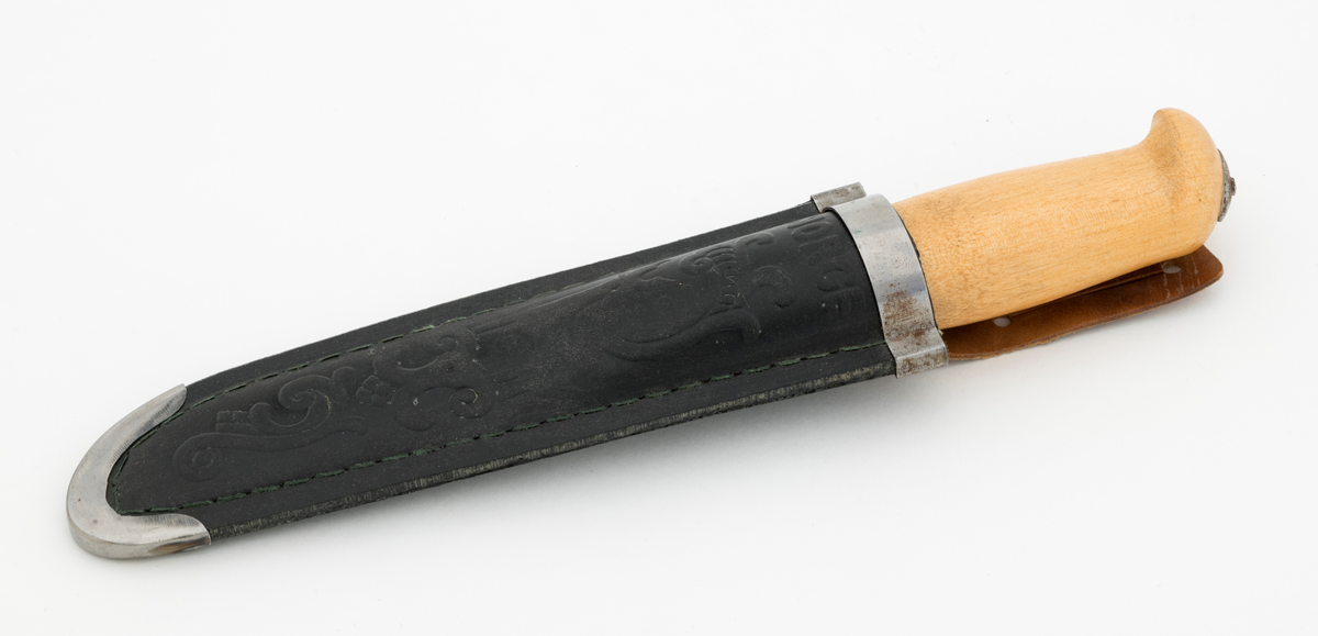 Tollekniv med slire. Denne kniven er fabrikkprodsert, og bladet minner om de populære svenske Mora-knivene, men er stemplet «B. KNUDSEN  TRONDHJEM  NORGE». Denne produsenten skal ha holdt det gående fra tidlig i 1890-åra til tidlig på 1960-tallet, med to generasjoner ledere - se fanene «Historikk» og «Opplysninger».

Kniven er 20,9 centimeter lang, målt fra bladspissen til den bakre enden av skaftet. Bladet utgjør 10 centimeter av denne lengden. Det er 2,2 centimeter bredt og 2,4 millimeter tjukt. Bladryggen er en aning konvekst buet og har avfasete sidekanter. Tangen på bladet er tappet gjennom den sentrale delen av et 10,7 centimeter langt treskaft. Skaftet har ovalt tverrsnitt og er i hovedsak konvekst i lengderetningen, men den bakre enden har en krok mot skaftbuken, en detalj som antakelig skulle fungere som anlegg for knivbrukerens lillefinger og dermed forebygge at redskapet glapp. Den bakre enden av den nevnte tangen er stuket mot ei oval stålskive på den noe skrå endeflata. 

Slira er lagd av to stykker svart plast som er sammenføyd ved hjelp av en kantsøm. Forbindelsen mellom disse to komponentene er dessuten forsterket med et «skeivt U-formet» stålbeslag i den nedre enden og et 1 centimeter bredt stålbånd på forsida av sliremunningen. Under dette bandet finner vi modellbetegnelsen «NORGE», og under dette navnet er det relieffdekor med et stilisert hjortedyr og akantusornamenter. Baksida av slira er glatt, men har informasjon om mønsterbeskyttelse i opphøyet relieff. På baksida av sliremunningen er det pånaglet et oppheng, en lysebrun lærlapp med to spalter, som enten kunne tres på et smalt belte eller eventuelt forankres i knapper i bukselinninga til brukeren.